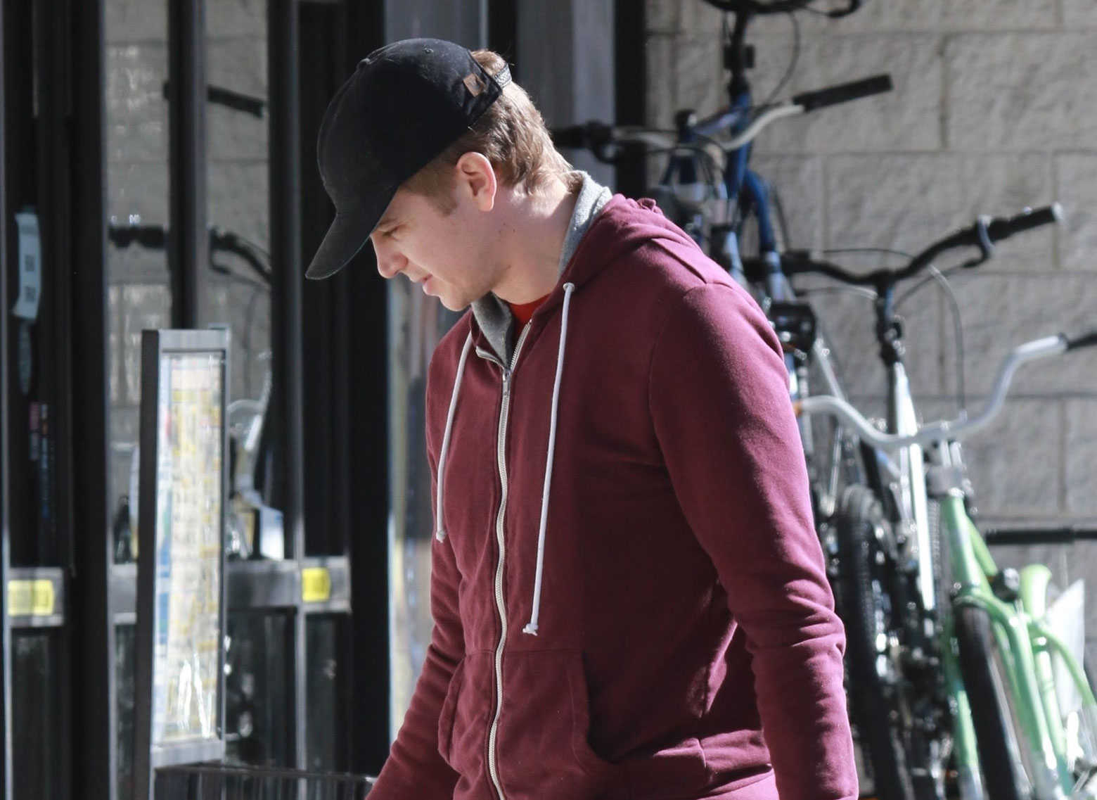 ヘイデン・クリステンセン流リラックス着こなし！上手なカラーパーカ