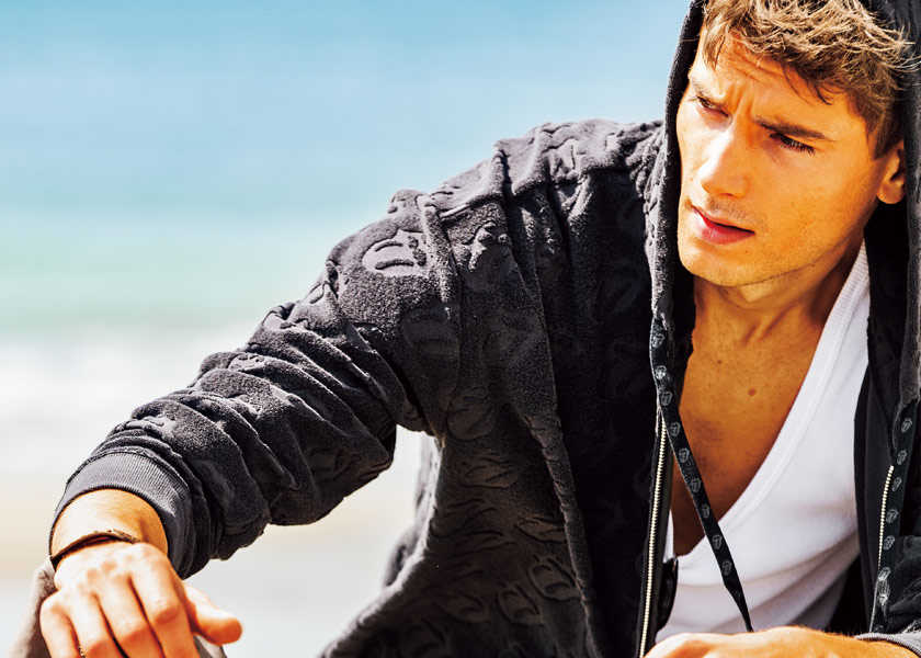 フェンディ　エンボス加工フード付きレザージャケット フェンディ エンボス加工フード付きレザージャケット フェンディ