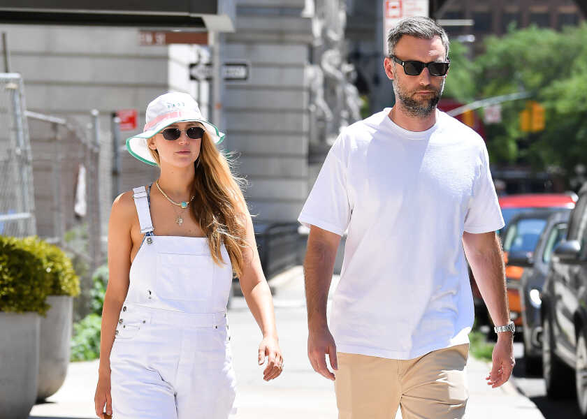 クック・マロニー】白Tのシン相棒はベージュパンツ！？ | Celebrity