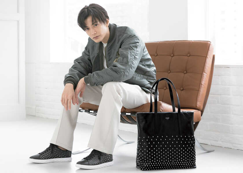 俳優・渡邊圭祐が〈ジミー チュウ〉の新作と急接近！大人に必要なのは存在感あるバッグと靴！
