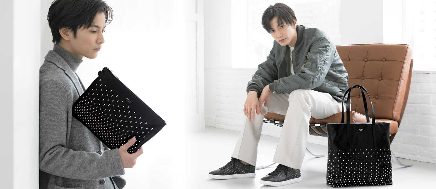 俳優・渡邊圭祐が〈ジミー チュウ〉の新作と急接近！大人に必要なのは存在感あるバッグと靴！