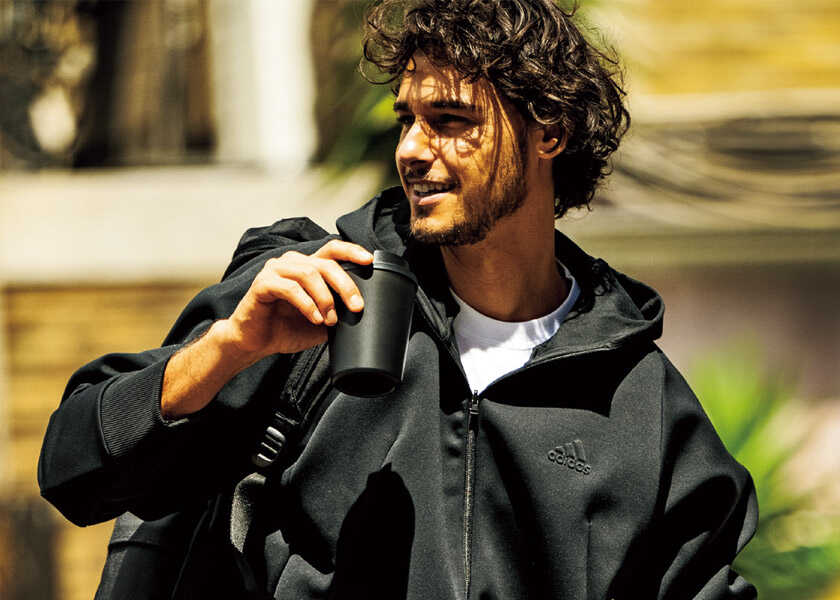 休日がもっと楽しくなる〈アディダス スポーツウェア〉の新作！海でも