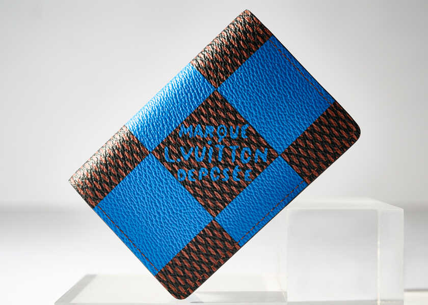春の財布買い替えも縁起がいい！　モノトーン好きだって、財布はブルーで爽やか見せ！