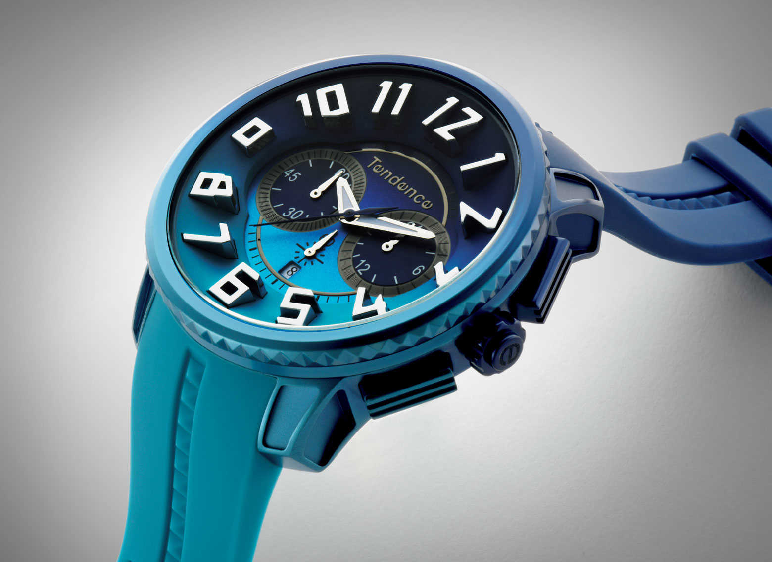 FOCUS ON 今月注目したいモノ・コトブロンズ肌の海男の手元にはグランブルーの腕時計が映える！ | Watches | Safari Online