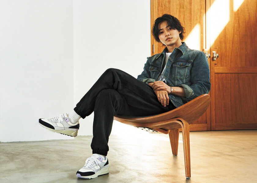〈サンローラン〉の新作スニーカーを俳優・山﨑賢人が履きこなす！所有欲を刺激するクラシックで洒脱な1足！