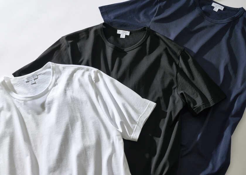 40代男の持つべき名品〈サンスペル〉！　シンプルなTシャツこそ、 あのボンド愛用の一級品を！ 