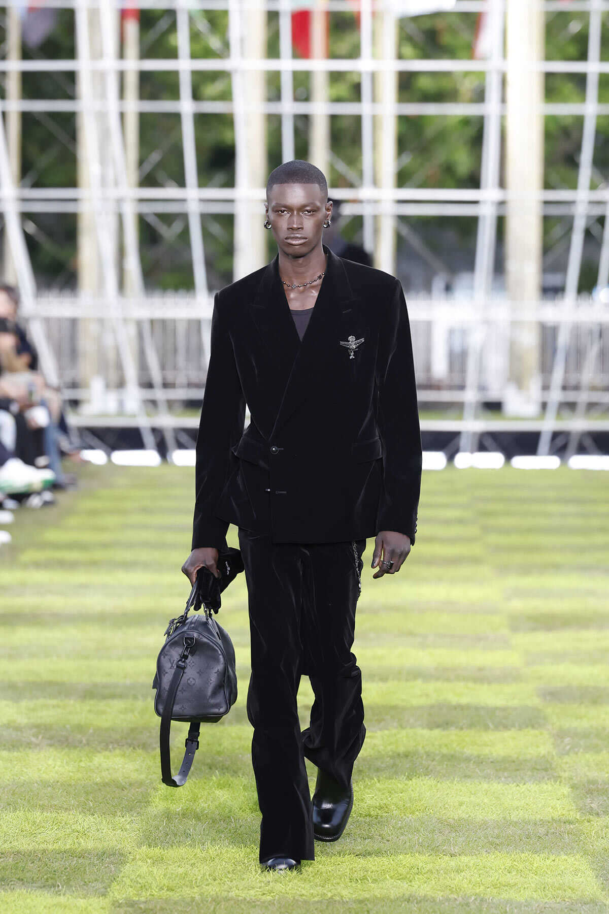 パリから世界へ！ 〈ルイ·ヴィトン〉の2025年春夏メンズショー