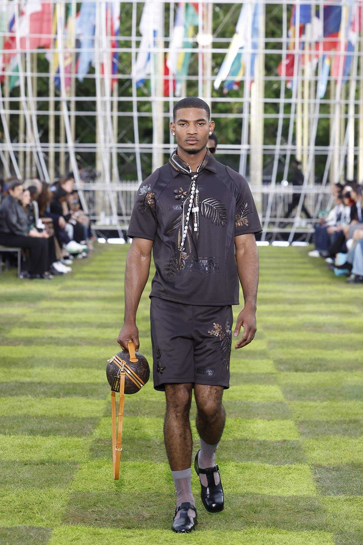 パリから世界へ！ 〈ルイ·ヴィトン〉の2025年春夏メンズショー