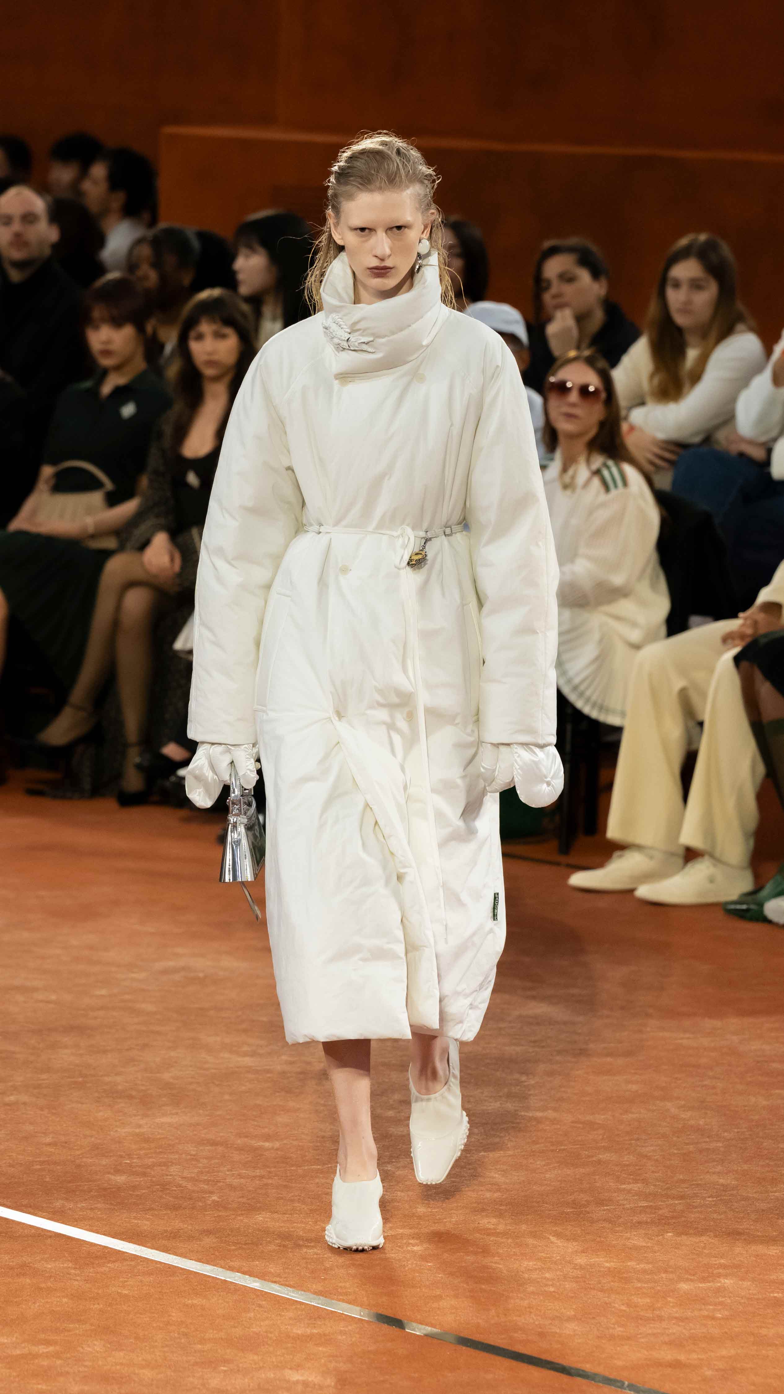 ランウェイは“テニスコート”!?〈ラコステ〉の2025年秋冬コレクション