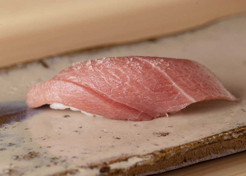 アレが食べたいからこの店へ！ vol.73〈みつい〉麻布十番で、飽きさせない最新“美食鮨”を堪能！