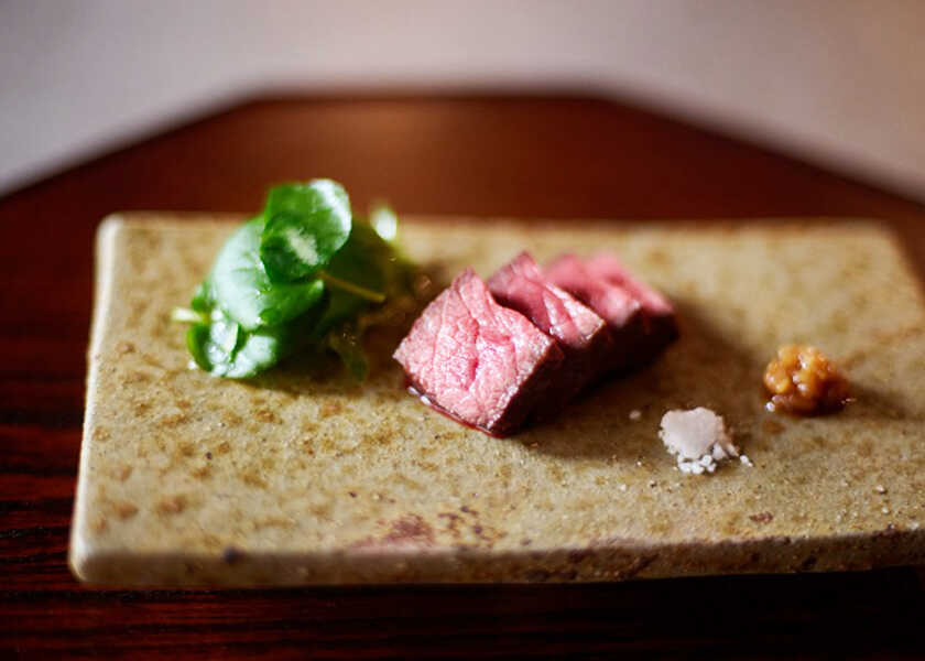 はまだふくこの発見！ 料理とお酒のベストマッチング！ Vol.75〈麻布割烹 十（とお）〉 落ち着いた雰囲気のなか、神戸牛のまるかわの旨味を存分に味わい、日本酒を堪能！