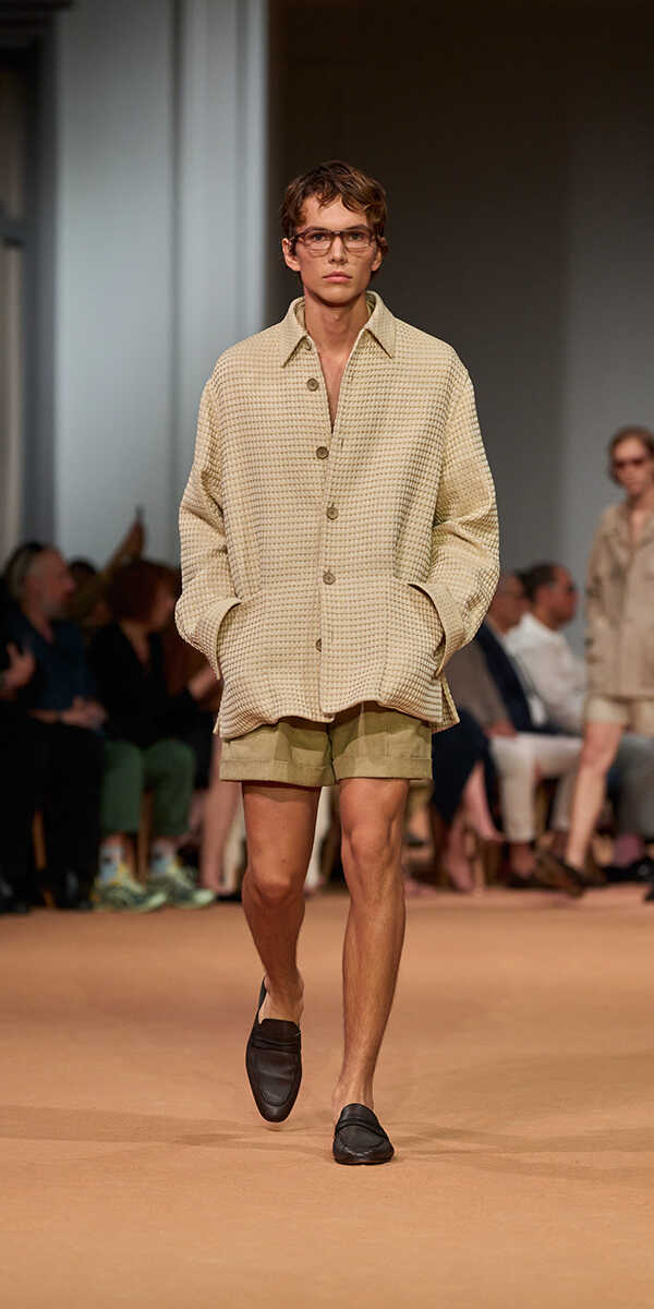 全力ファッションショー RRR+ ルック】「ワイスリー」2025年春夏コレクション - WWDJAPAN