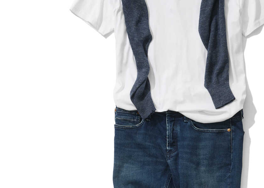 【街編】白T×デニムコーデ2！　上質Tシャツ×紺デニムで、大人の落ち着きと貫禄を見せる！