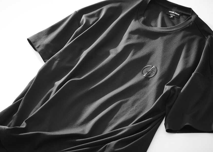 精悍さと色気まで出せるTシャツとは？　真夏の黒Tシャツは、リッチ＆シンプルなロゴで攻める！