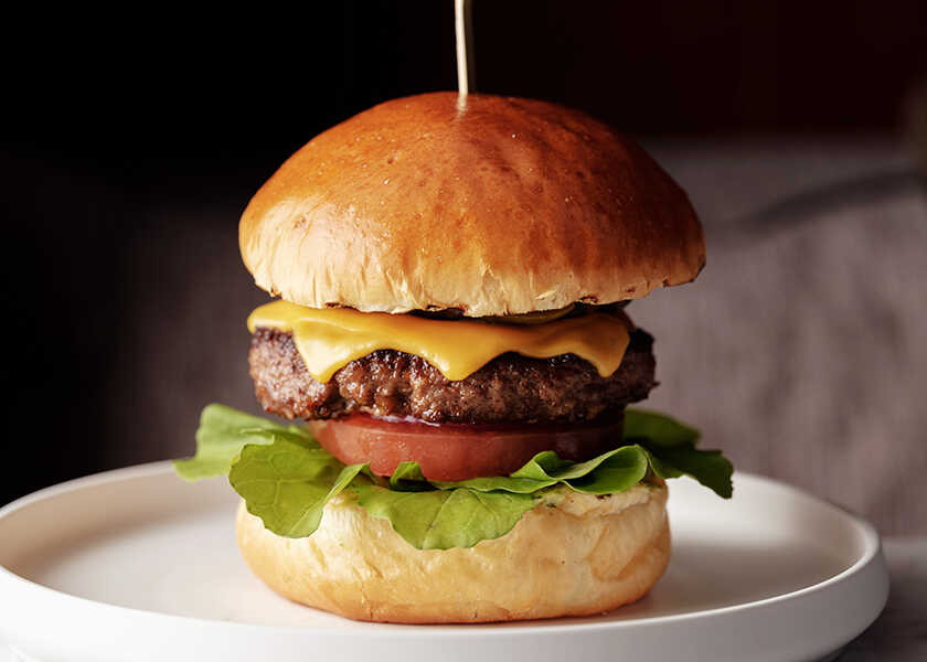 はまだふくこの発見！ 料理とお酒のベストマッチング！ Vol.78〈ファイブ − グリル＆ラウンジ（FIVE − Grill & Lounge）〉今、金沢で味わうべきは、能登牛を使ったハンバーガー！
