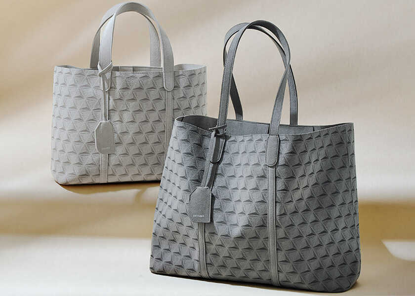 フェンディ　エンボス加工フード付きレザージャケット フェンディ FENDI レザージャケット ズッカ柄エンボス 黒 52