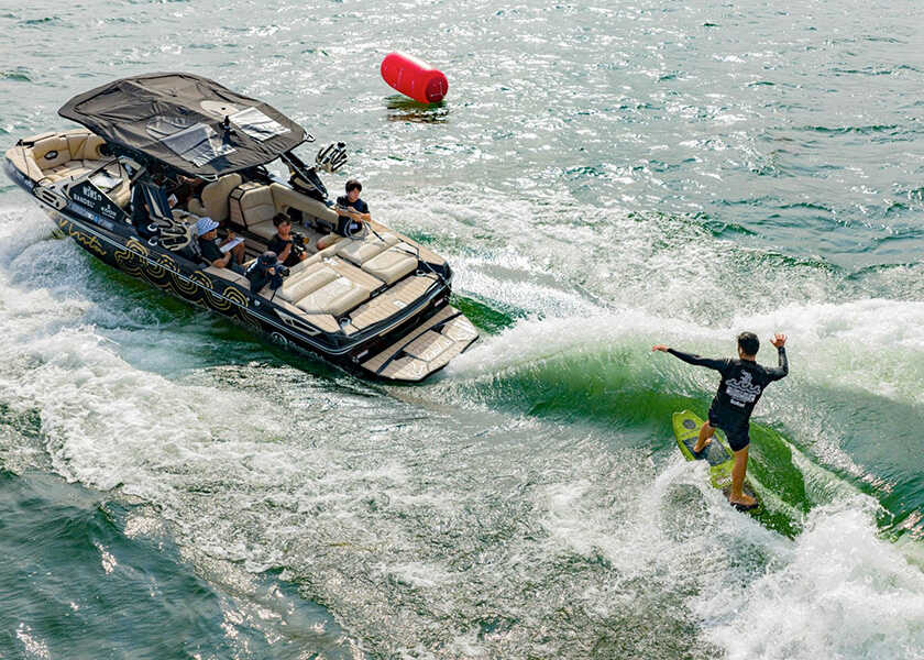 NEO ウェイクサーフィン Safari』がサポートする国内最大級のウェイクサーフィン大会レポート