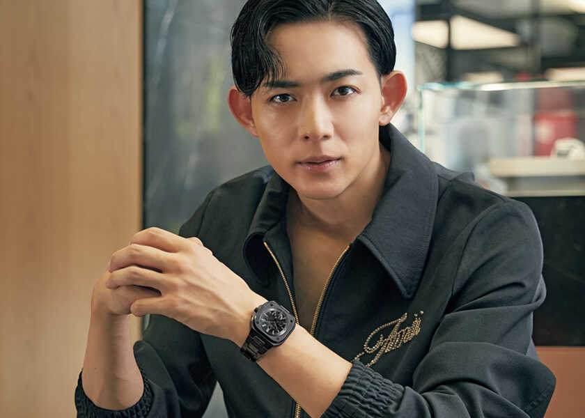 俳優・竜星 涼がまとう〈ベル＆ロス〉の新作！強く輝きを放つ黒スケルトン！