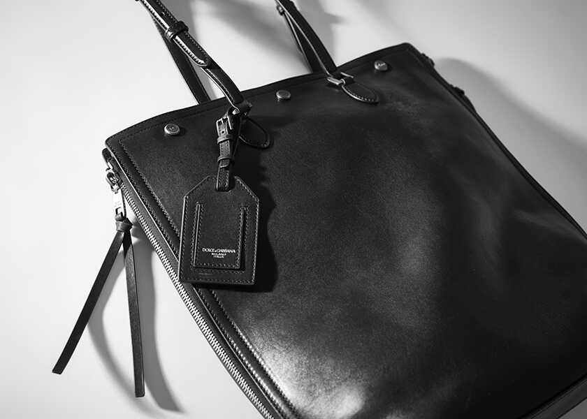 シックな秋の装いにぴったりなバッグとは？　黒レザートートのおかげで、オンもオフもスタイリッシュに！