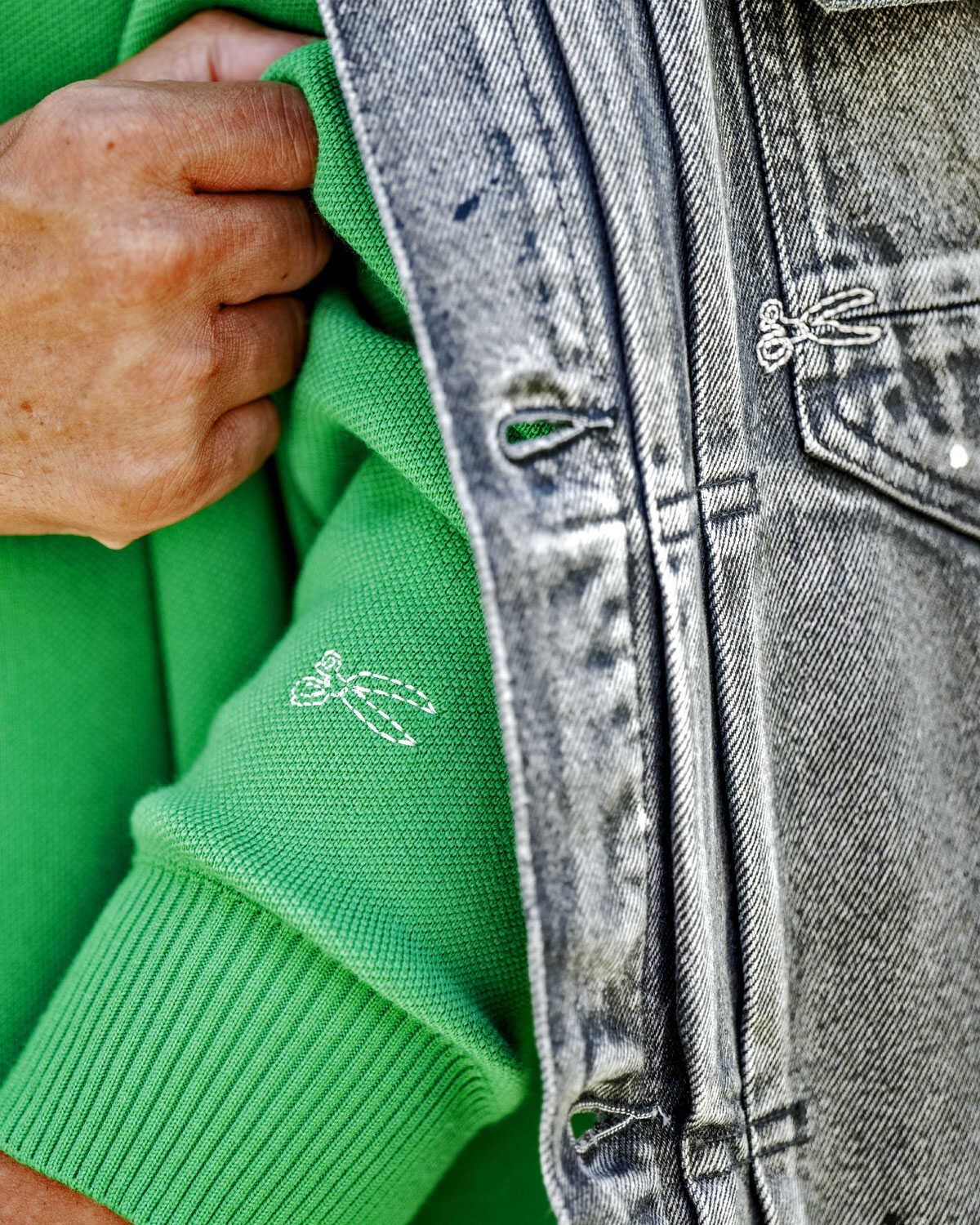 デンハム〉白澤社長がデニムを引き立てるグリーンニットで魅せる！大人