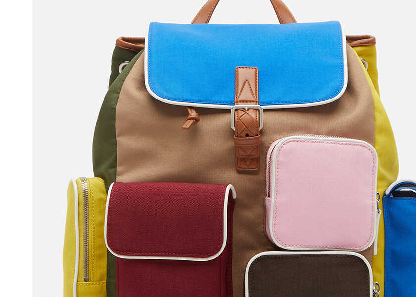 外出するのが楽しくなるリュック!? シックな秋冬スタイルは、ポップなカラーでお洒落に変える!