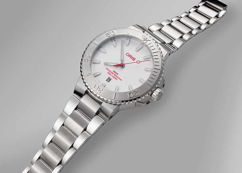 【初の日本限定モデル】〈オリス〉の新作はオンオフで華やぐ！  気品あふれる”白×赤”ダイバーズにうっとり！