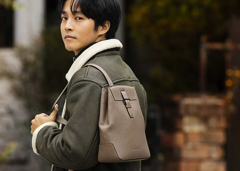 松坂桃李が選んだバッグは〈ボナベンチュラ〉！休日によく似合うのは、コンパクトなニュアンスカラー！