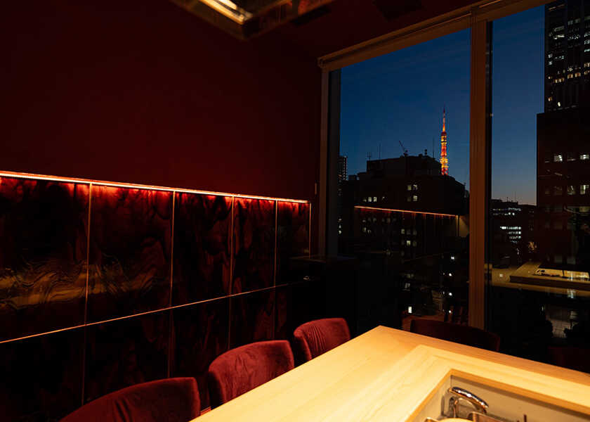 東京タワーを望む6席だけの鮨店〈鮨KOUMEI〉 静謐な空間で味わう至高の“おまかせ”体験はいかが？