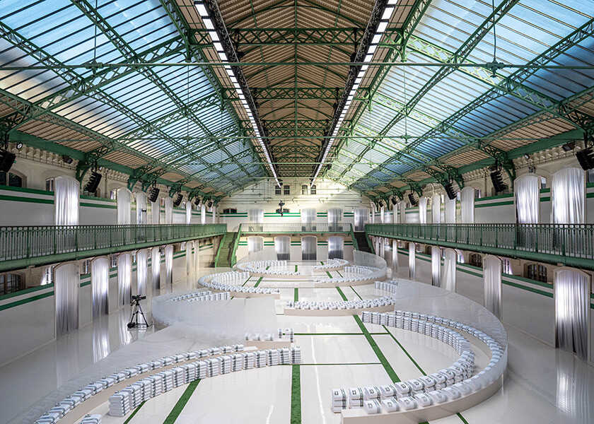 名建築が“ロッカールーム”に!?〈ラコステ〉春夏コレクションをお披露目！