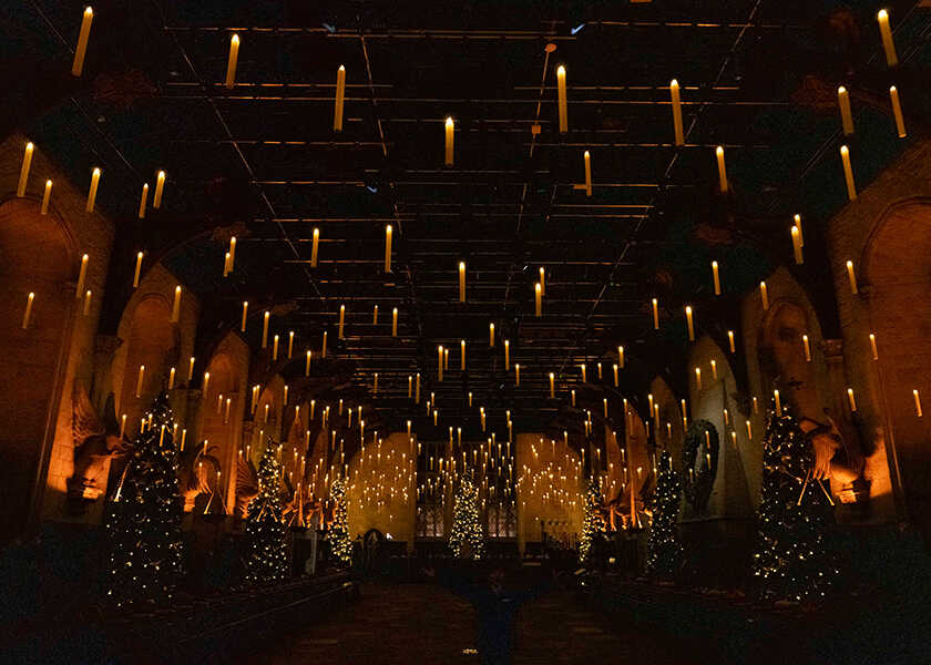 今年は“宙に浮かぶキャンドル” が初お目見え!『ホグワーツ・イン・ザ・スノー』で体験できる魔法に彩られた特別な冬とは?