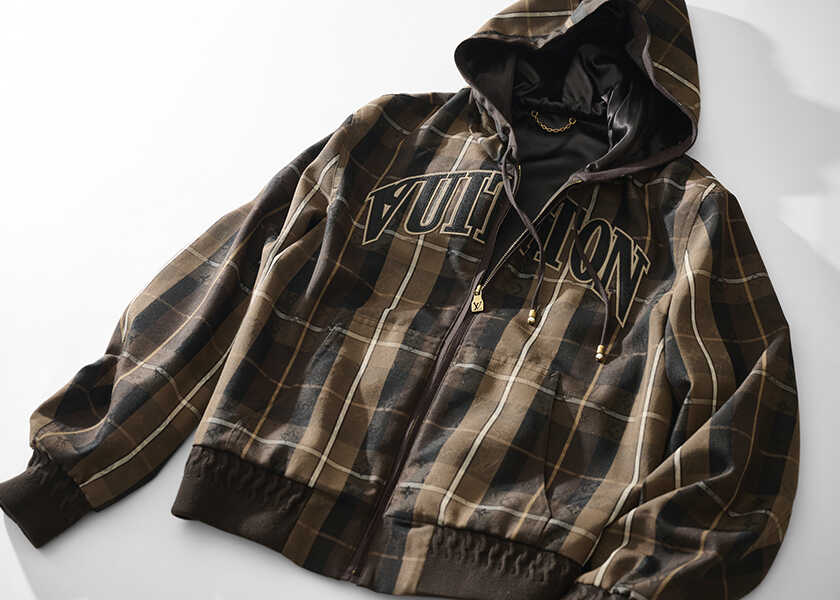 アラフォーの体型にフィットするアウターとは？　強くて優しい短丈ブラウンで、すっきりシルエットを狙う！