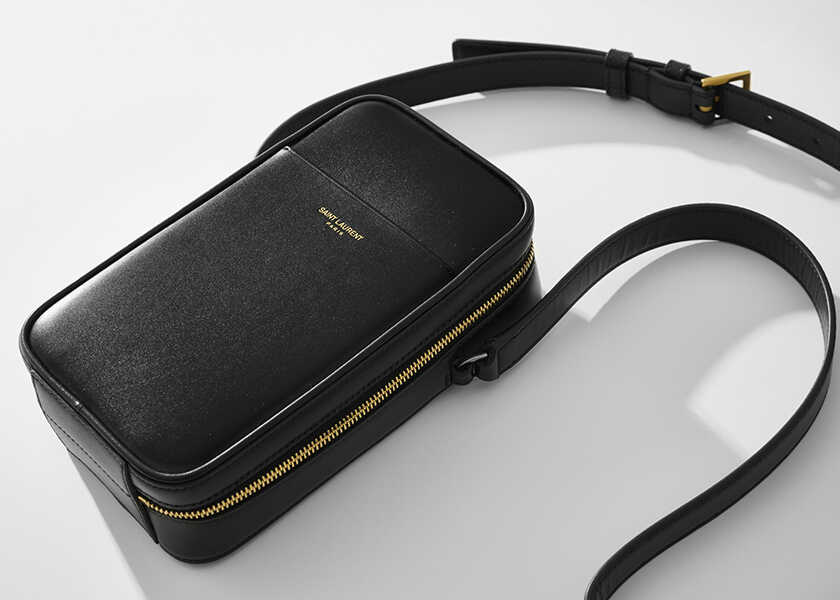 都会的かつミニマルでどんな服にも合う! お財布と小物で十分のお出かけには“黒ミニバッグ”!