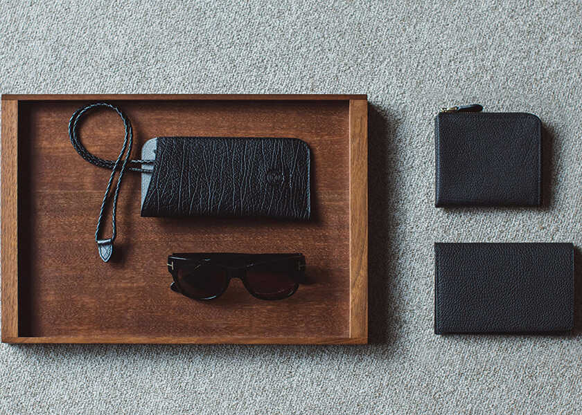 さりげないお洒落には、レザー小物を!〈ガンゾ〉からシックな“インカス 25”のアイテムが、ラインナップ