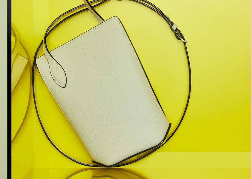 〈ヴァレクストラ〉の新キャンペーン！日常を上品に過ごせるのは、革のハンドバック