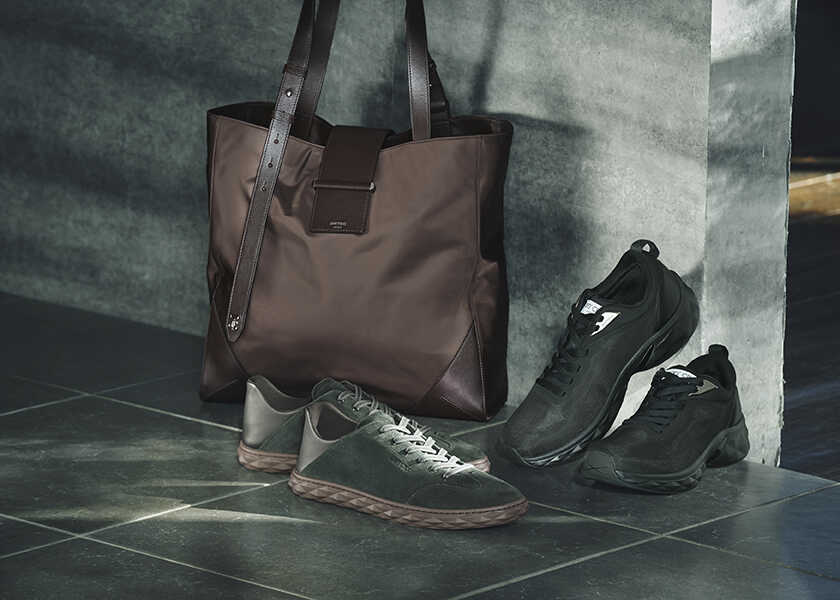 〈ジミー チュウ〉から2026年春の新作コレクションが登場！大人の男にこそ似合うタイムレスなスニーカー＆バッグ！
