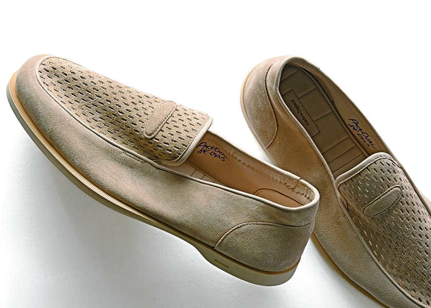 Catch the Wave！デニムにショ ー ツに、海でも街でも 頼れる1足！