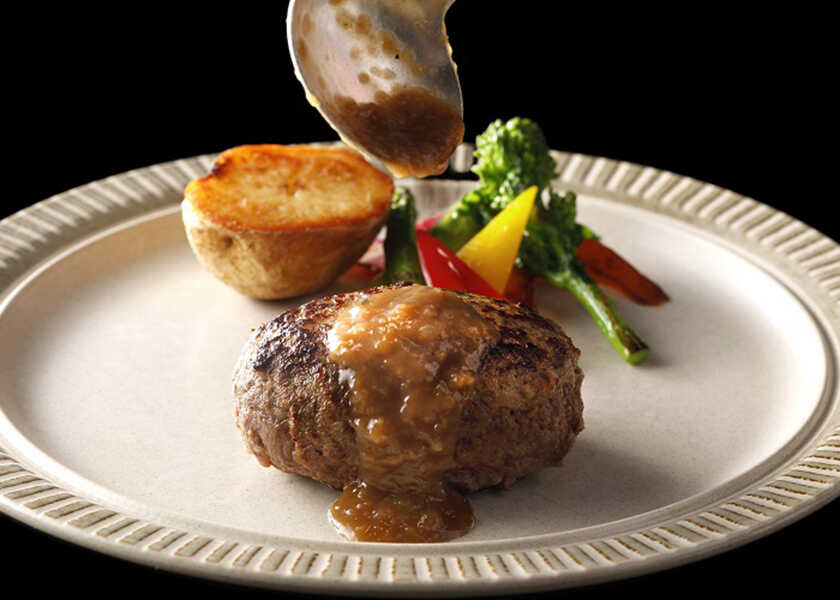 はまだふくこの発見! 料理とお酒のベストマッチング! Vol.93〈リブルーム〉口の中でさらりととろけるハンバーグに、上等な赤ワインで乾杯!