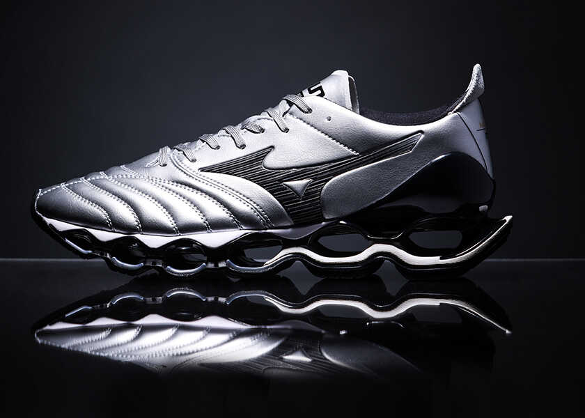 ピッチのDNAを街へ! 着こなしに“革新”を添える〈ミズノ〉の一足!