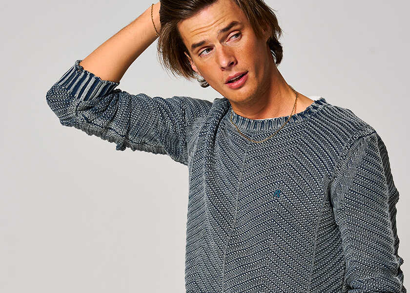 上質な抜け感は〈リプレイ〉の褪せニットに限る！