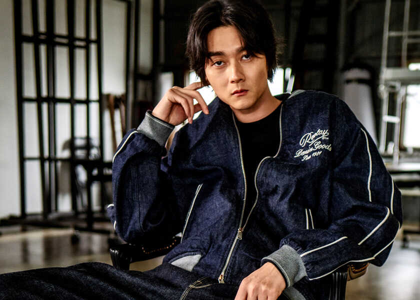 〈リプレイ〉の限定アイテムを俳優・栁 俊太郎が着こなす!イタリアと日本のデニム愛が詰まった1着!