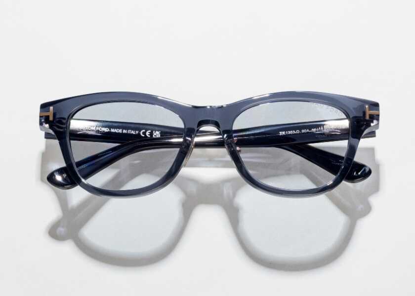 ダークブルー×淡グレーがお洒落!さりげない大人の余裕を纏う〈トム フォード〉の〈ポーカーフェイス〉別注サングラス!