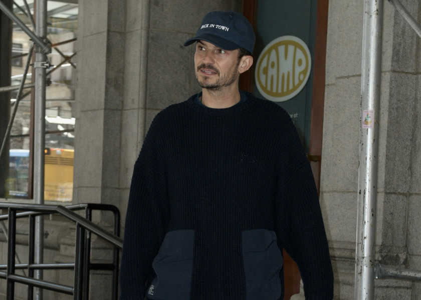 海外セレブの〈ニューバランス〉コーデ！【オーランド・ブルーム】ブラック×カーキでもコワモテに見えない秘訣は？《再配信》