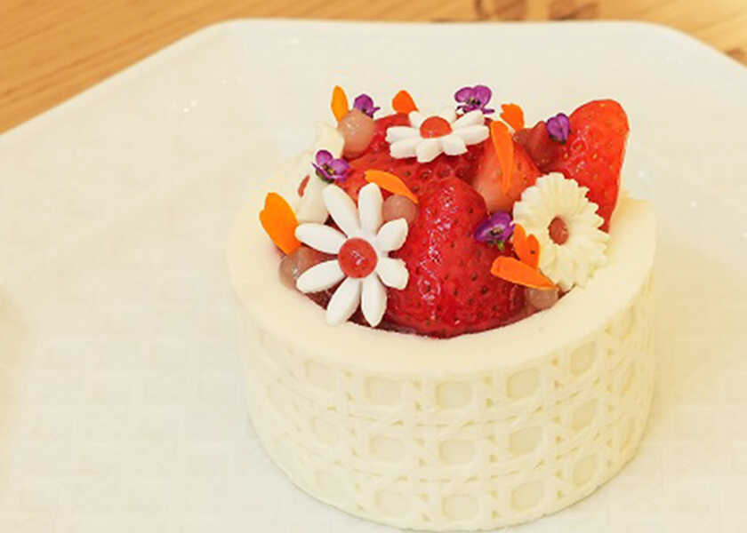 はまだふくこの発見！ 料理とお酒のベストマッチング！ Vol.95〈カフェ ディオール by アンヌ＝ソフィー・ピック バンブー パビリオン〉話題の〈ディオール〉のカフェで、ケーキとお酒のマッチングを楽しむ！