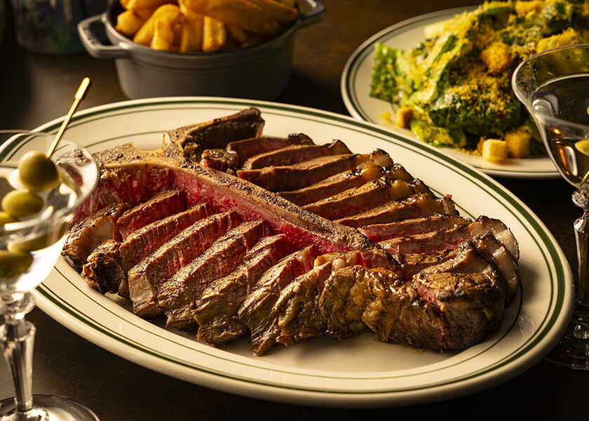 グルメジャーナリスト東龍のホテルグルメで“口福”体験！ Vol.98〈ディストリクト ブラッスリー・バー・ラウンジ（District – Brasserie, Bar, Lounge）〉まるでNYを思わせるホテルに、肉好きを満足させるダイニングが誕生！