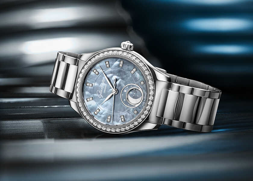 ダイヤ輝くスカイブルー！〈グラスヒュッテ・オリジナル〉の新作は、天空を感じさせる1本