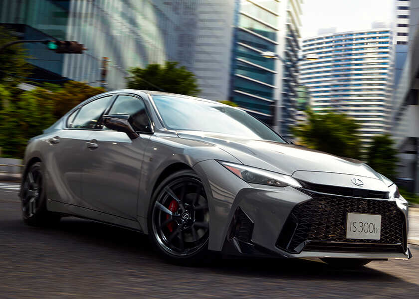 話題のクルマを品定め！“クルマを操る楽しさ”がさらに進化！　〈レクサス〉IS300h