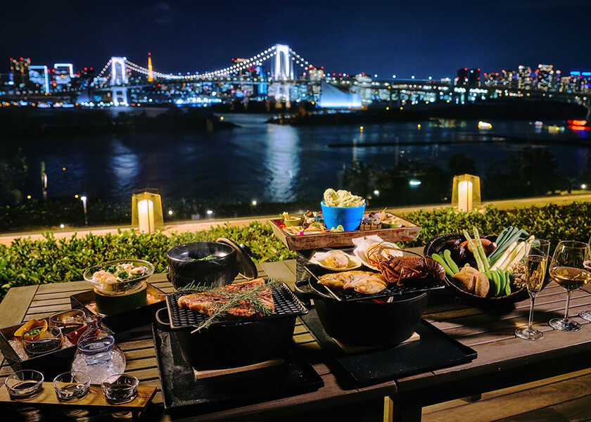 世界最大級の噴水"東京アクアシンフォニー"を眺めながらホテルのテラス席で限定炭火焼きを味わってみたくない?