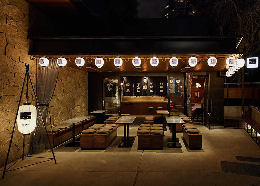 NYで話題の日本酒バー〈Sake Bar Asoko(サケ・バー・アソコ)〉と 1日限定のコラボレーションイベントを〈トランクホテル キャットストリート〉内の串焼屋〈トランク クシ〉で開催!