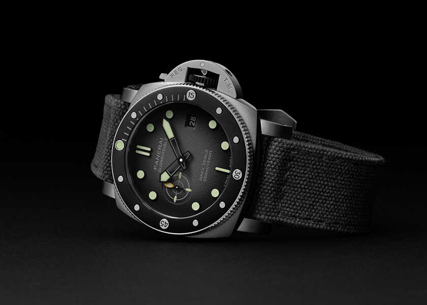 PANERAI 時計デザイン iPhoneカバー　ケース　ネイビー　ノベルティ 大人のミリタリーコーデを格上げする〈パネライ〉サブマーシブル