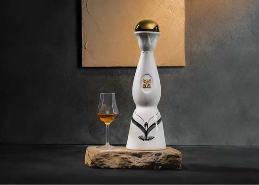 空間まで美しくする一杯。〈クラセアスール〉から日本限定“鶴の舞”が登場